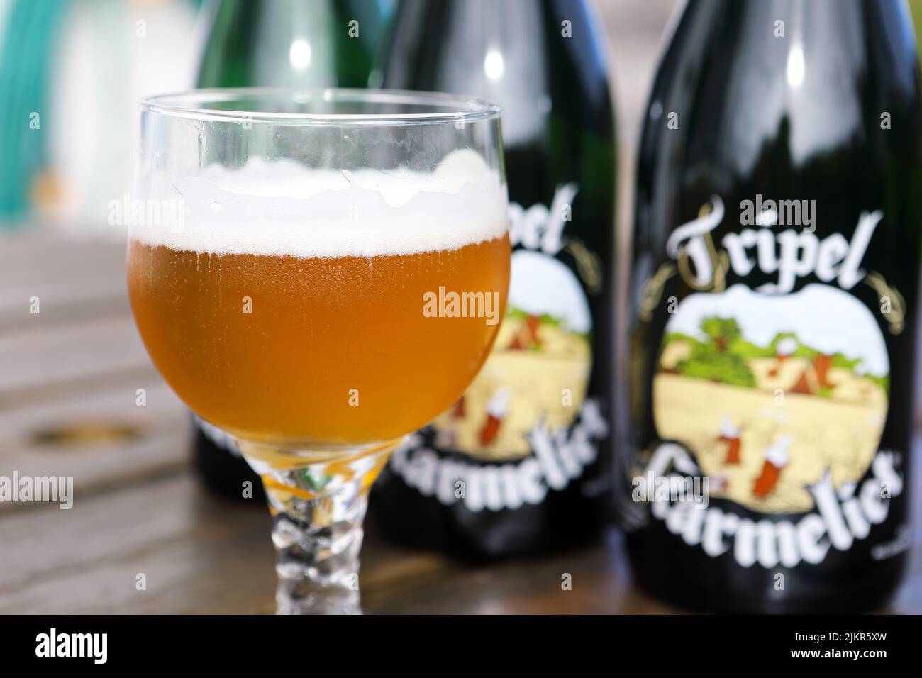 Bouteilles de bière et verre Tripel Karmeliet Banque D'Images