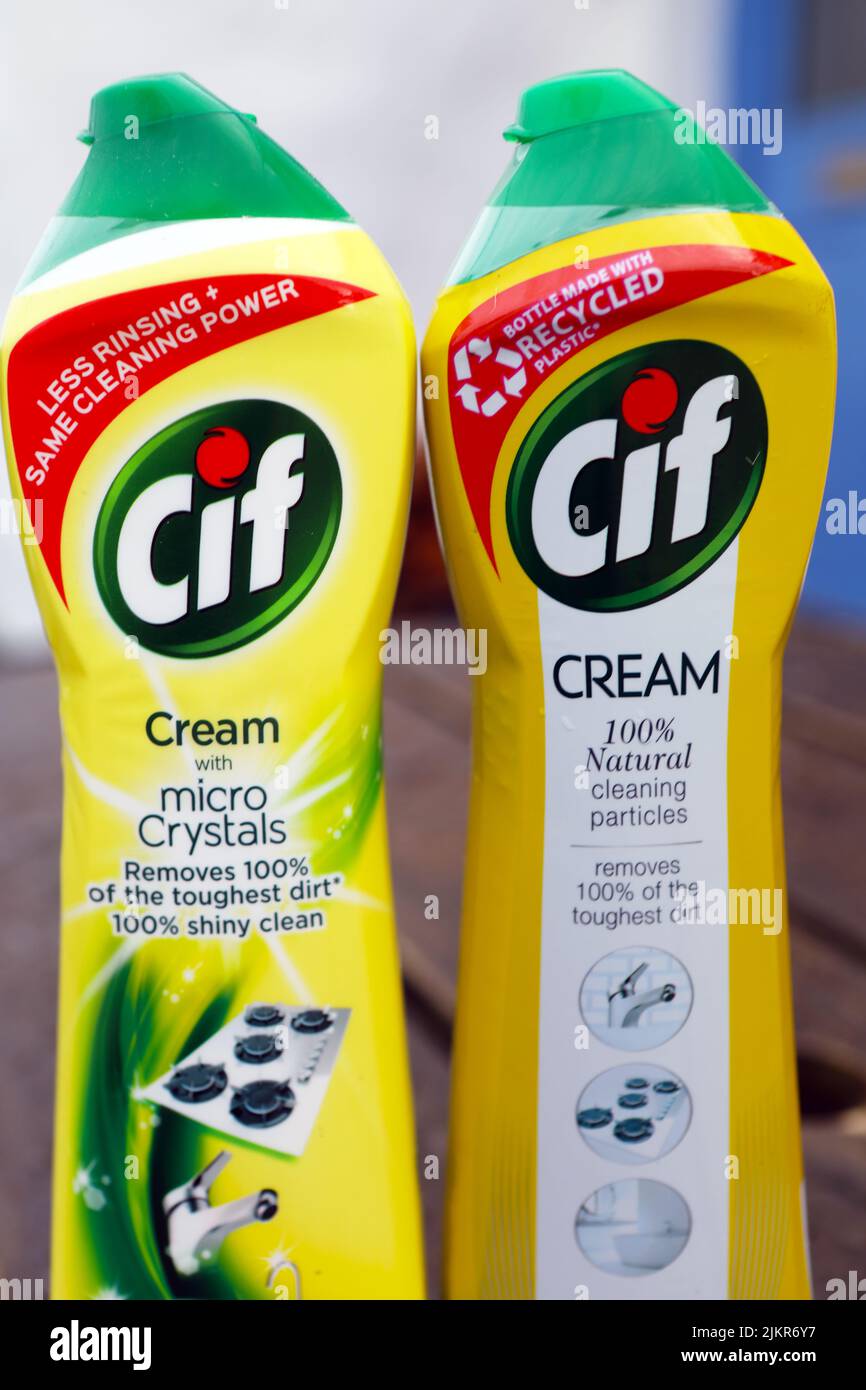 Unilever a changé le message environnemental de l'ancienne bouteille en plastique CIF à 100 % de particules naturelles dans une bouteille en plastique recyclé Banque D'Images