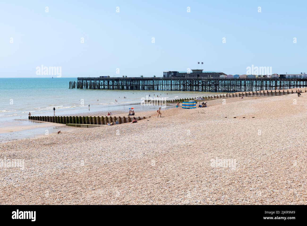 Hastings Beach and Pier, Hastings, Sussex, Angleterre, Royaume-Uni Banque D'Images