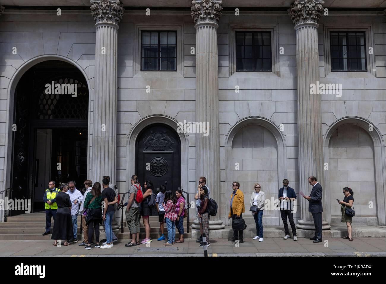 Une file d'attente de personnes devant l'entrée principale de la Banque d'Angleterre, Threadneedle Street, Londres, Angleterre, Royaume-Uni Banque D'Images
