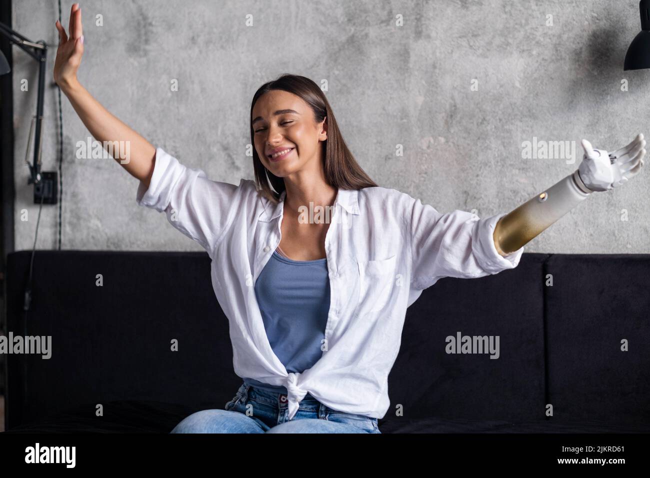 Portrait bonne femme avec bras prothétique, fille avec incapacité vie normale membre prothétique artificiel, personnes avec des besoins spéciaux Banque D'Images