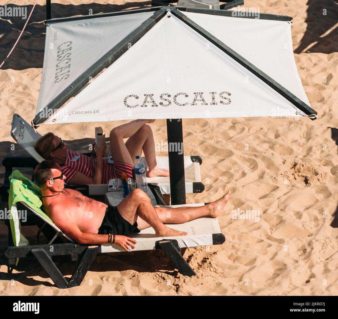 Homme brumeux décontracté à la plage de Conceicao à Cascais près de Lisbonne, Portugal pendant l'été Banque D'Images