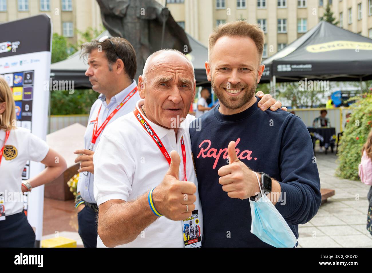 Chelm, Lubelskie, Pologne - 31 juillet 2022: 79 tour de Bologne, Czeslaw Lang, directeur de course, avec Sebastian Parfjanowicz, journaliste sportif Banque D'Images
