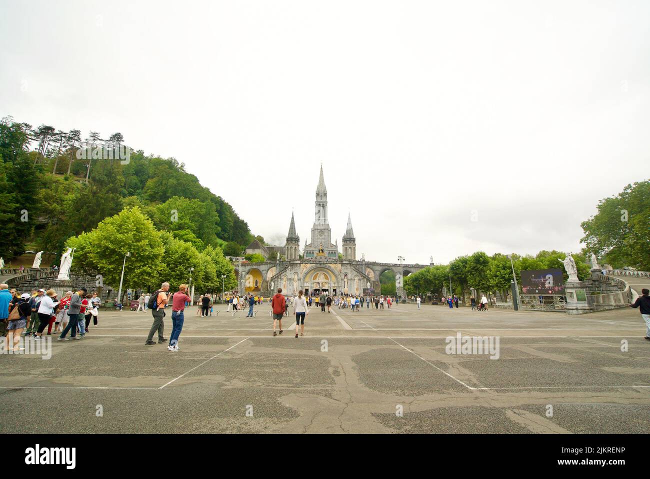 Sanctuaires notreDame de Lourdes, site de pèlerinage catholique du Sud