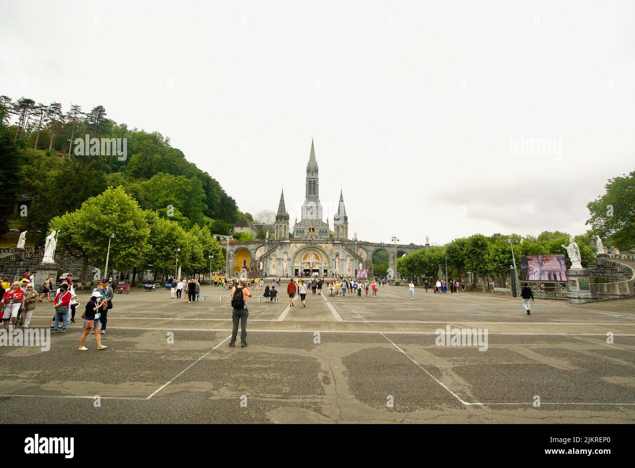 Sanctuaires notre-Dame de Lourdes, site de pèlerinage catholique du Sud de la France. Le Sanctuaire de notre-Dame de Lourdes. Église. Cathédrale. Sanctuaire. Banque D'Images