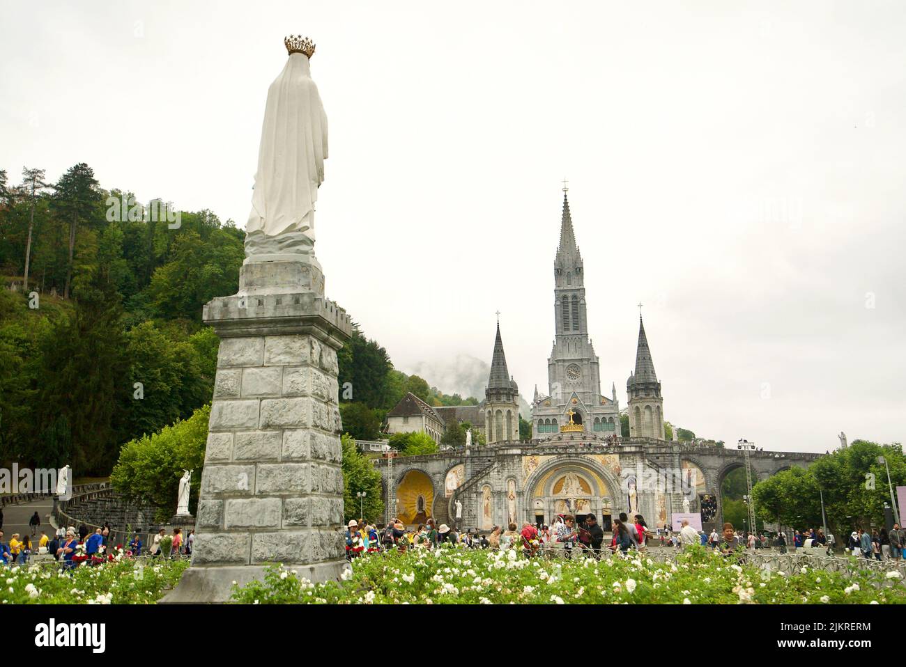 Sanctuaires notre-Dame de Lourdes, site de pèlerinage catholique du Sud de la France. Le Sanctuaire de notre-Dame de Lourdes. Église. Cathédrale. Sanctuaire. Banque D'Images