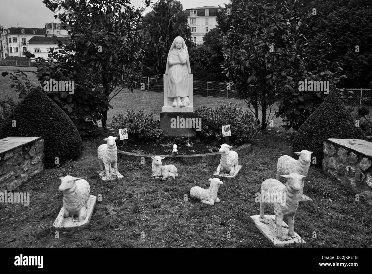 Statue de Bernadette de Lourdes avec moutons/agneaux à Lourdes, France. Banque D'Images