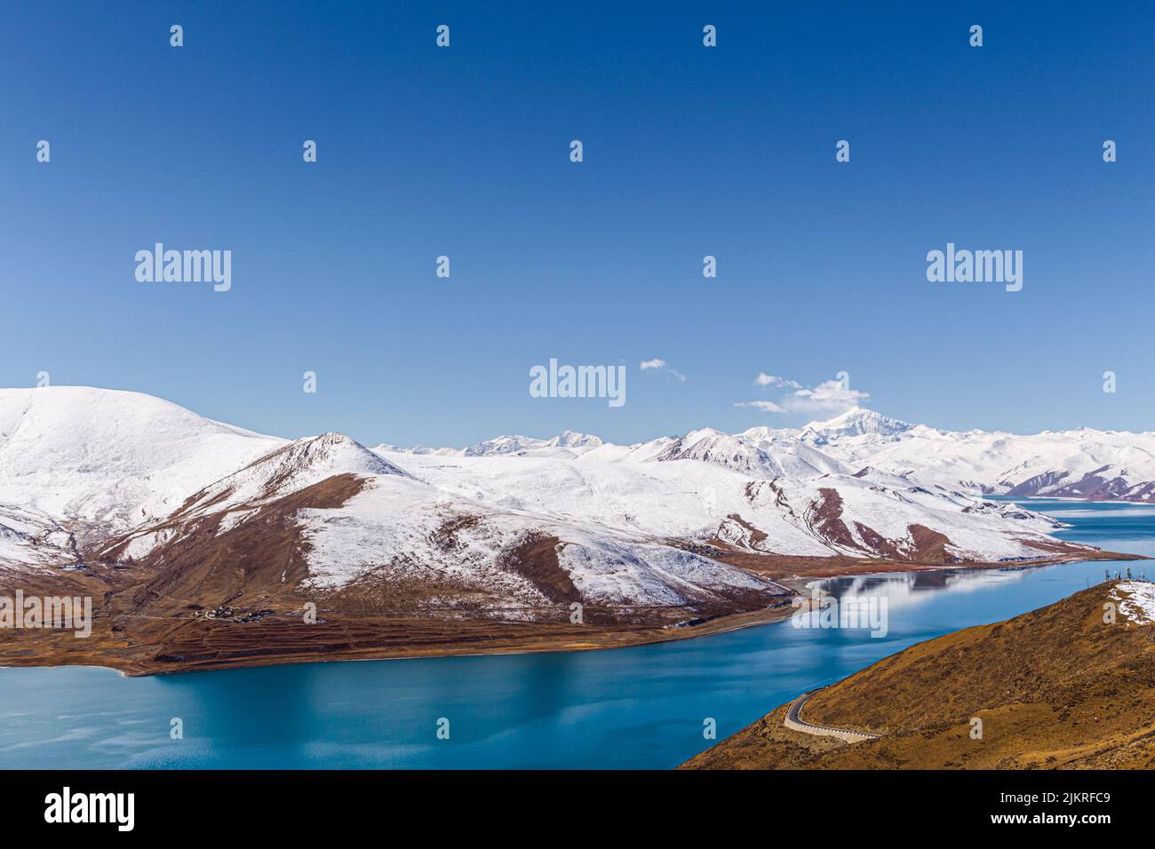 Le lac Yamdrok est un lac d'eau douce situé dans le comté de Nangartse, préfecture de Shannan, à environ 170 km (110 mi) au sud-ouest de Lhassa, capitale du Tibet en Chine Banque D'Images
