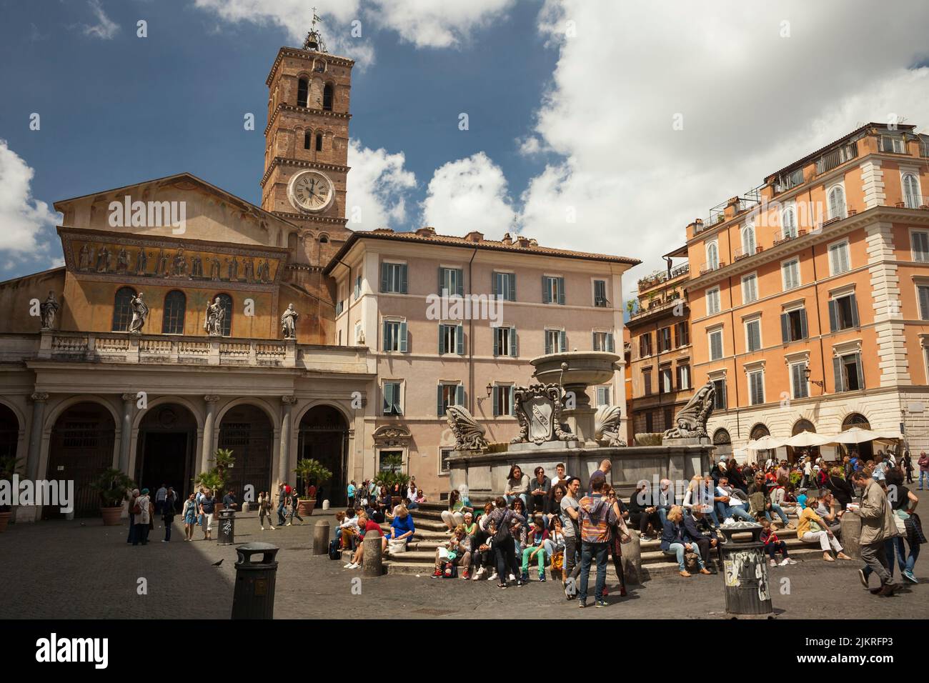 Piazza Sta. Maria à Trastevere avec la basilique en arrière-plan, Rome Banque D'Images