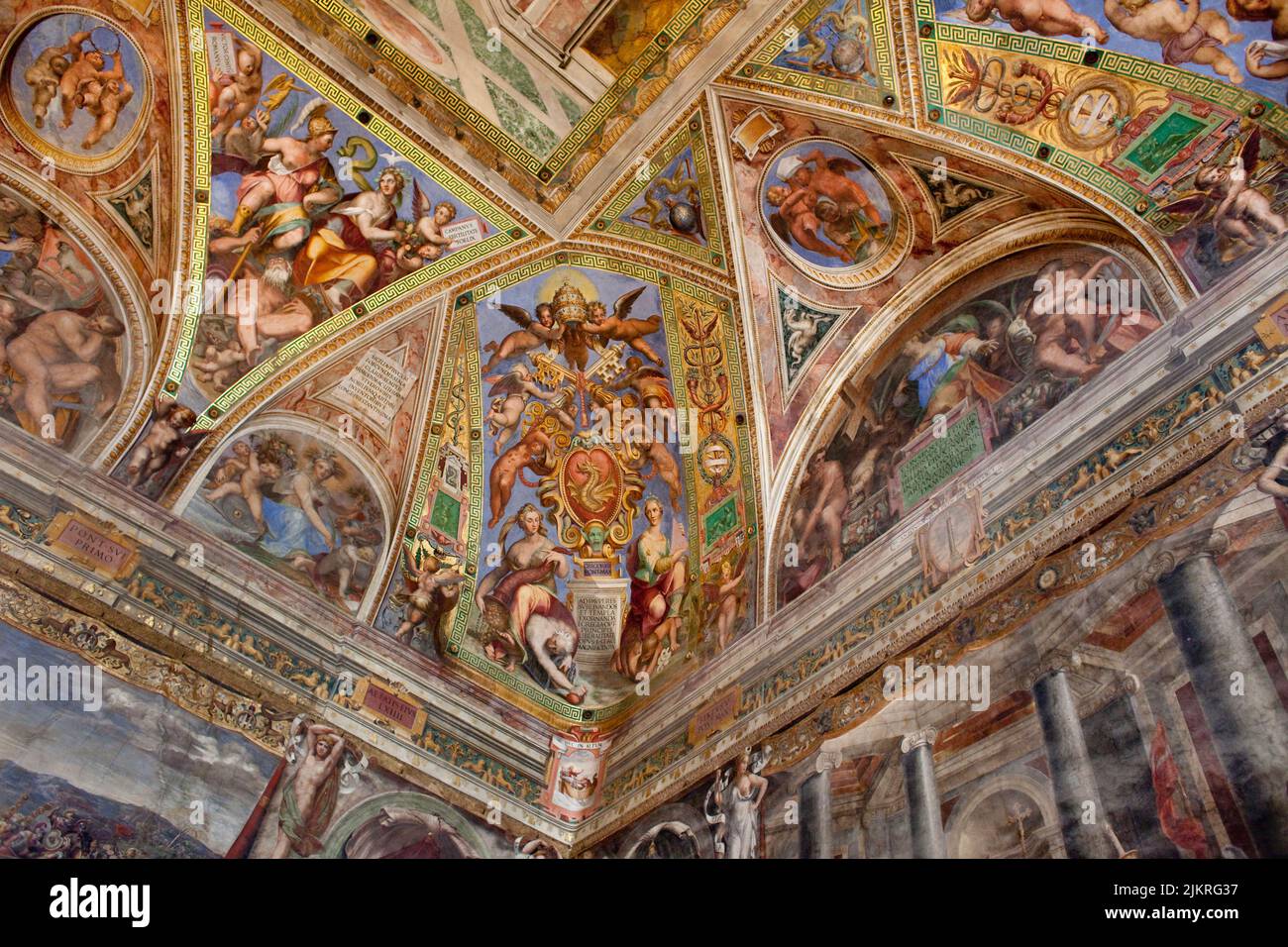 Fresques au plafond de l'une des salles Rafael, musées du Vatican Banque D'Images