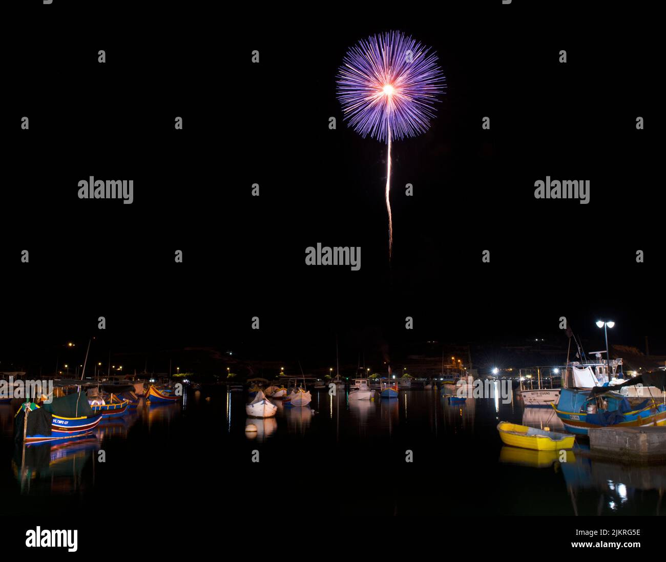 Magnifique feu d'artifice bleu pendant la fête religieuse Marsaxlokk (Madonna ta' Pompei), Malte, isolé dans l'obscurité avec luzu.photo horizontale.exp bleu Banque D'Images