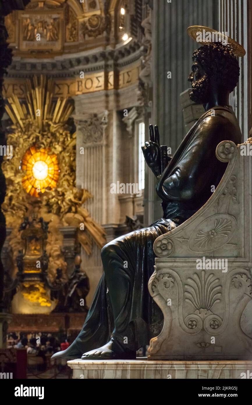 La statue en bronze de Saint-Pierre-Enthroned dans la basilique Saint-Pierre du Vatican Banque D'Images