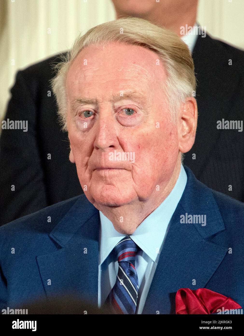 Le diffuseur vin Scully regarde le président des États-Unis Barack Obama lors d’une cérémonie à la salle est de la Maison Blanche à Washington, DC où il doit présenter la Médaille présidentielle de la liberté, le plus grand honneur civil de la nation, mardi, 22 novembre 2016.Credit: Ron Sachs / CNP / Sipa USA Banque D'Images