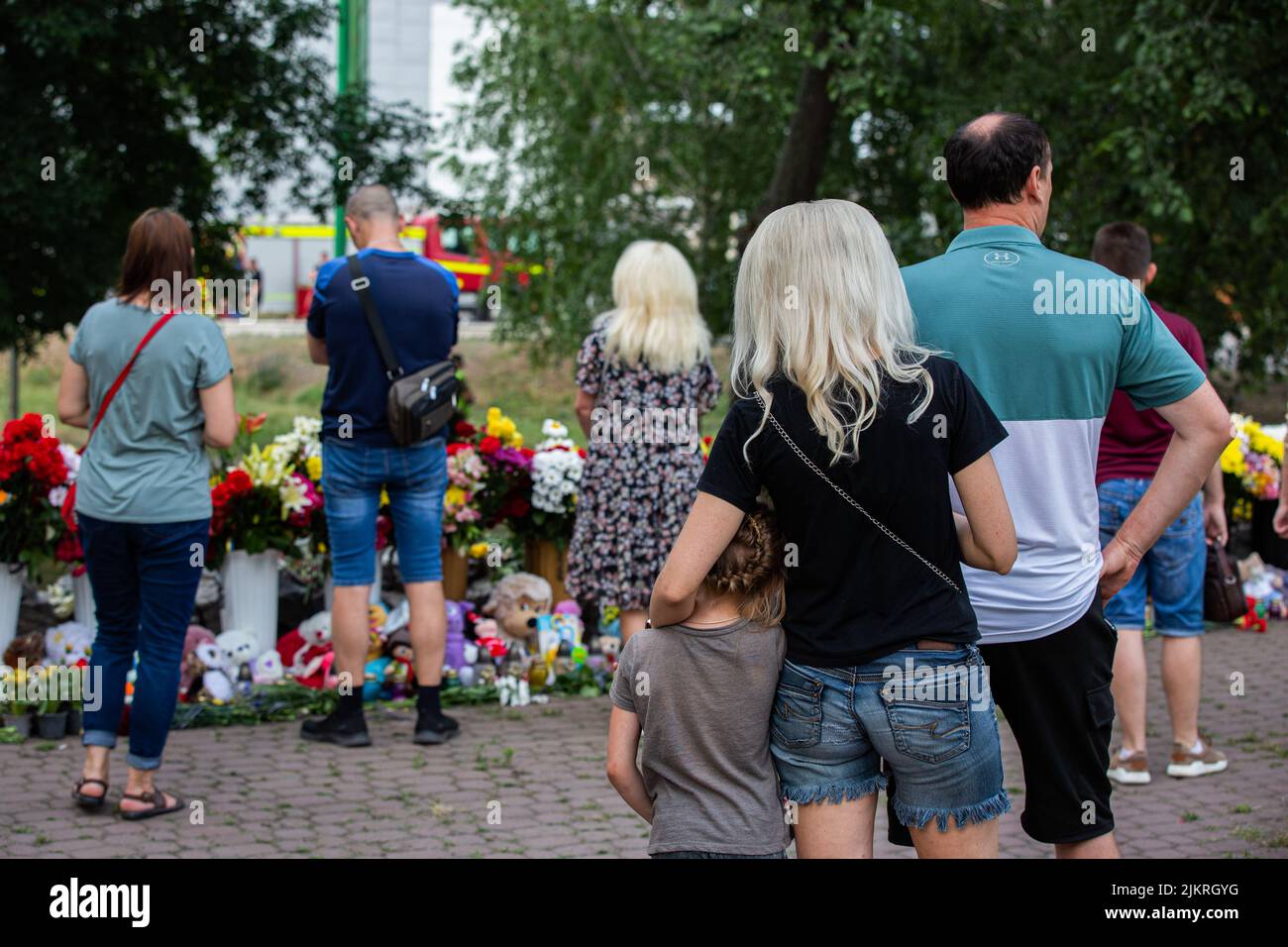 Les gens apportent des fleurs et des jouets à la mémoire des victimes d'une attaque à la roquette russe dans un centre commercial de Kremenchuk. Les troupes russes ont lancé une attaque de missiles sur un centre commercial du centre de Kremenchuk le 27 juin 2022. Banque D'Images