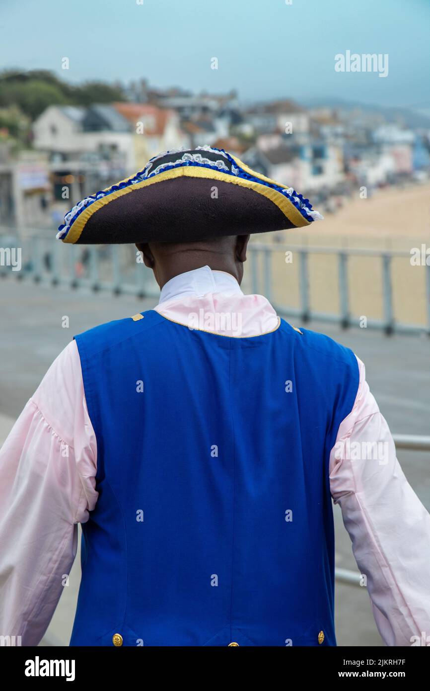 Personne dans un chapeau portant une robe bleue Banque D'Images