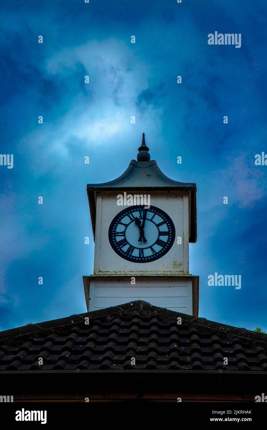 Tour de l'horloge contre le ciel bleu Banque D'Images