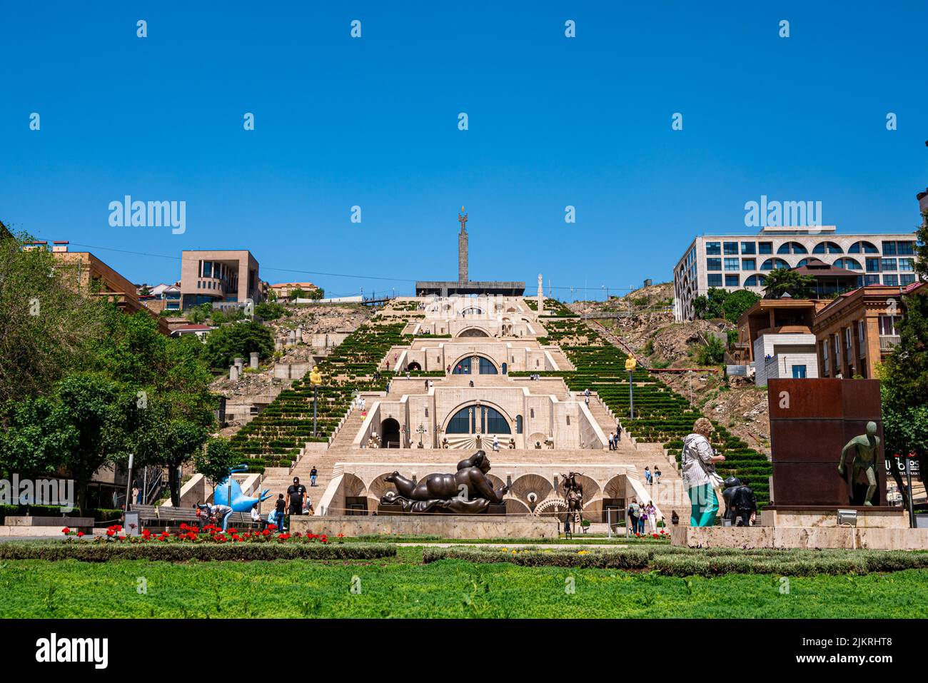 Erevan, Arménie – 17 mai 2022 : vue sur la cascade et l'escalier géant par temps ensoleillé Banque D'Images