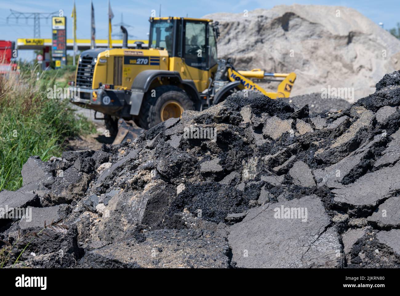 Espenhain, Allemagne. 03rd août 2022. Travaux de déconstruction du B95 sur un chantier de construction à Espenhain. Alors que l'expansion de la dernière section du A72 continue, le B95 autour d'Espenhain est démantelé. Une piste cyclable est actuellement en cours de construction entre Borna et Rötha, en utilisant en grande partie les voies existantes de l'ancienne B95 comme base. Les travaux sur la pièce maîtresse se poursuivront jusqu'à la mi-octobre. Ensuite, l'ancienne autoroute fédérale très fréquentée deviendra la route nationale 242 avec des bandes vertes bordées et de l'espace pour les piétons et les cyclistes. Credit: Hendrik Schmidt/dpa/Alay Live News Banque D'Images