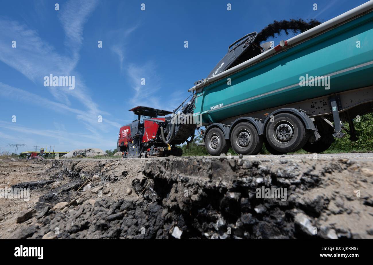 Espenhain, Allemagne. 03rd août 2022. Travaux de déconstruction du B95 sur un chantier de construction à Espenhain. Alors que l'expansion de la dernière section du A72 continue, le B95 autour d'Espenhain est démantelé. Une piste cyclable est actuellement en cours de construction entre Borna et Rötha, en utilisant en grande partie les voies existantes de l'ancienne B95 comme base. Les travaux sur la pièce maîtresse se poursuivront jusqu'à la mi-octobre. Ensuite, l'ancienne autoroute fédérale très fréquentée deviendra la route nationale 242 avec des bandes vertes bordées et de l'espace pour les piétons et les cyclistes. Credit: Hendrik Schmidt/dpa/Alay Live News Banque D'Images