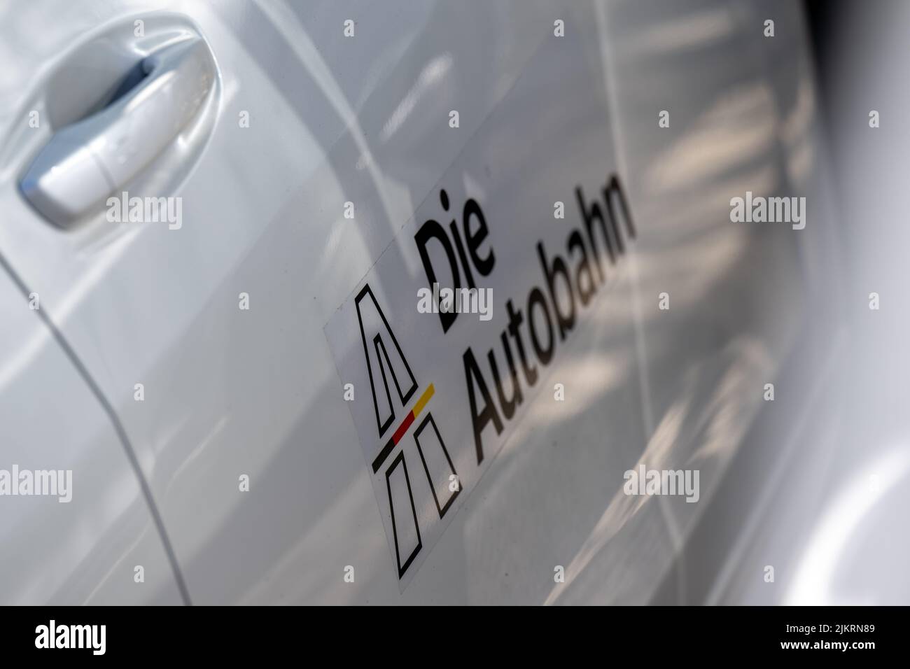 03 août 2022, Saxe, Rötha: Le logo d'Autobahn GmbH peut être vu sur un véhicule de société à Rötha. Alors que l'expansion de la dernière section du A72 continue, le B95 autour d'Espenhain est démantelé. Une piste cyclable est actuellement en cours de construction entre Borna et Rötha, en utilisant en grande partie les voies existantes de l'ancienne B95 comme base. Les travaux sur la pièce maîtresse se poursuivront jusqu'à la mi-octobre. Ensuite, l'ancienne autoroute fédérale très fréquentée deviendra la route nationale 242 avec des bandes vertes bordées et de l'espace pour les piétons et les cyclistes. Photo: Hendrik Schmidt/dpa Banque D'Images