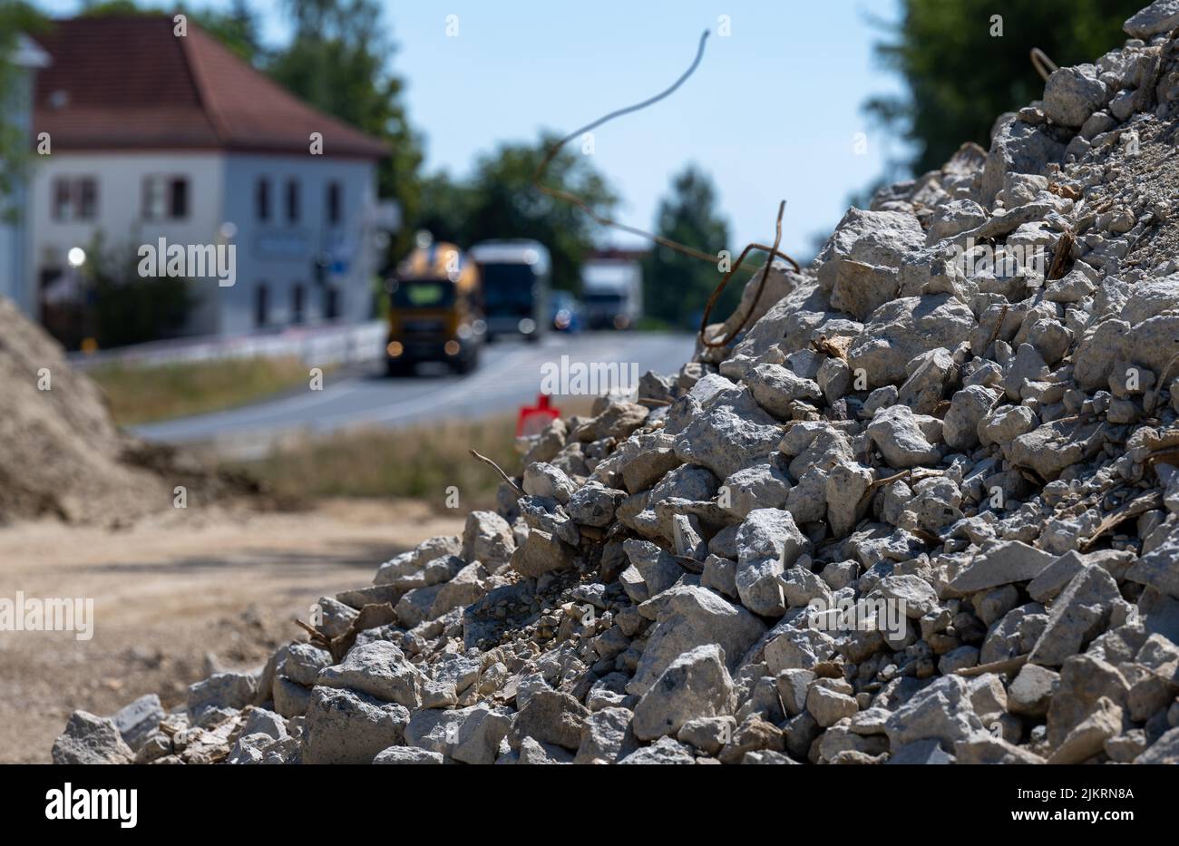 Espenhain, Allemagne. 03rd août 2022. Travaux de déconstruction du B95 sur un chantier de construction à Espenhain. Alors que l'expansion de la dernière section du A72 continue, le B95 autour d'Espenhain est démantelé. Une piste cyclable est actuellement en cours de construction entre Borna et Rötha, en utilisant en grande partie les voies existantes de l'ancienne B95 comme base. Les travaux sur la pièce maîtresse se poursuivront jusqu'à la mi-octobre. Ensuite, l'ancienne autoroute fédérale très fréquentée deviendra la route nationale 242 avec des bandes vertes bordées et de l'espace pour les piétons et les cyclistes. Credit: Hendrik Schmidt/dpa/Alay Live News Banque D'Images