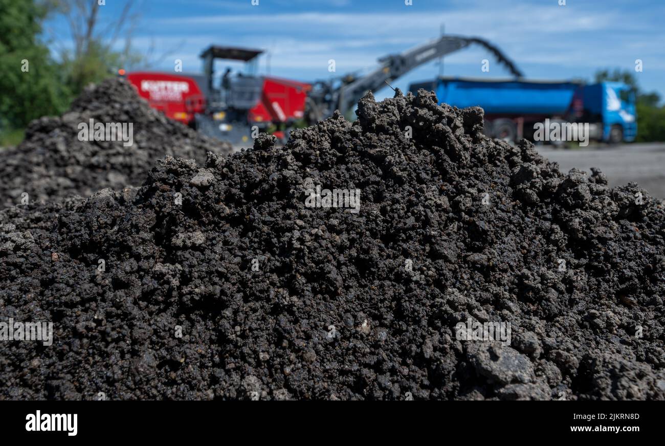 Espenhain, Allemagne. 03rd août 2022. Travaux de déconstruction du B95 sur un chantier de construction à Espenhain. Alors que l'expansion de la dernière section du A72 continue, le B95 autour d'Espenhain est démantelé. Une piste cyclable est actuellement en cours de construction entre Borna et Rötha, en utilisant en grande partie les voies existantes de l'ancienne B95 comme base. Les travaux sur la pièce maîtresse se poursuivront jusqu'à la mi-octobre. Ensuite, l'ancienne autoroute fédérale très fréquentée deviendra la route nationale 242 avec des bandes vertes bordées et de l'espace pour les piétons et les cyclistes. Credit: Hendrik Schmidt/dpa/Alay Live News Banque D'Images