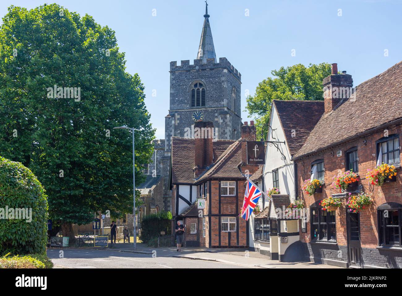 Église paroissiale de St Mary The Virgin and the Feathers Pub, Church Street, Rickmansworth, Hertfordshire, Angleterre, Royaume-Uni Banque D'Images