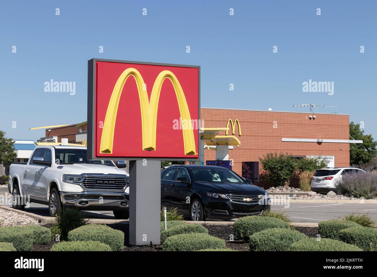 Merrillville - Circa juillet 2022 : restaurant McDonald's. McDonald's offre aux employés des salaires horaires plus élevés, des congés payés et des frais de scolarité. Banque D'Images