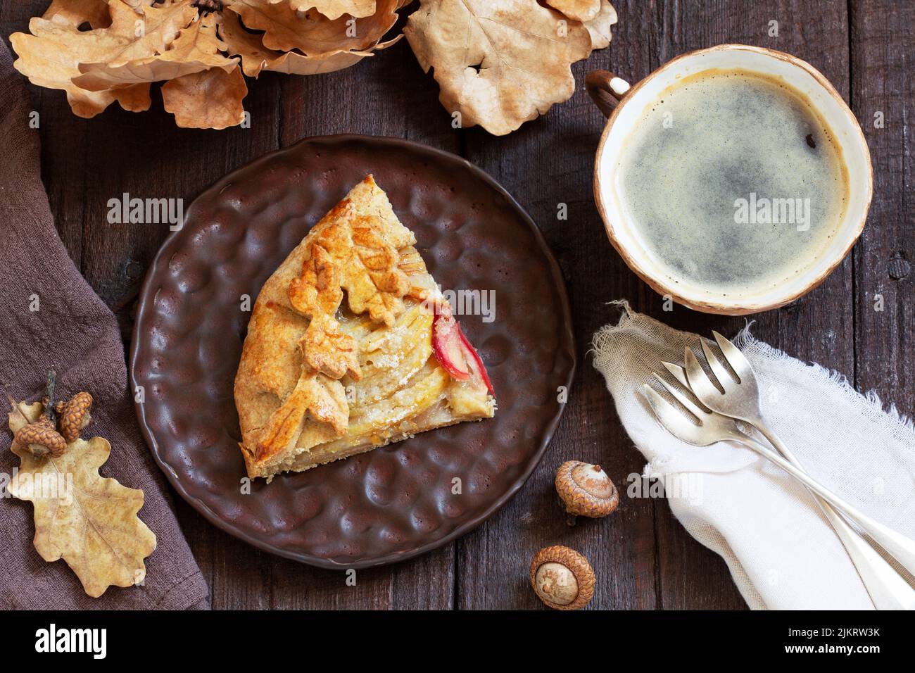 gallet de blé entier avec pomme et poire, servi avec café.Style rustique. Banque D'Images