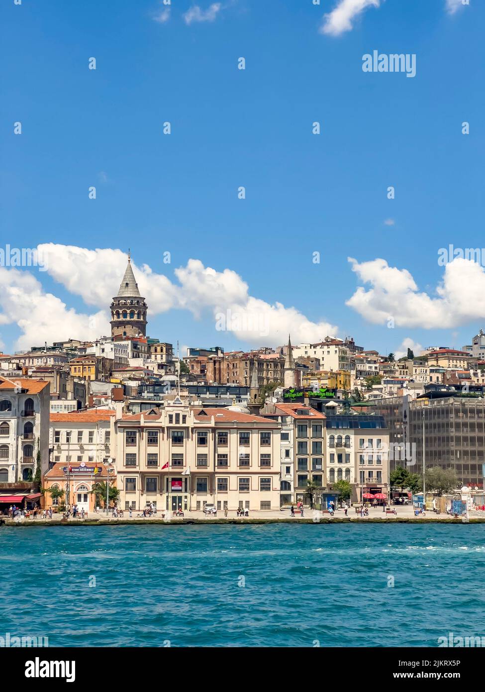 Tour de Galata et nouveau port de croisière, vue de la mer par une journée ensoleillée. Belle ville ancienne d'Istanbul à la lumière du jour. Ciel bleu vertical. Banque D'Images