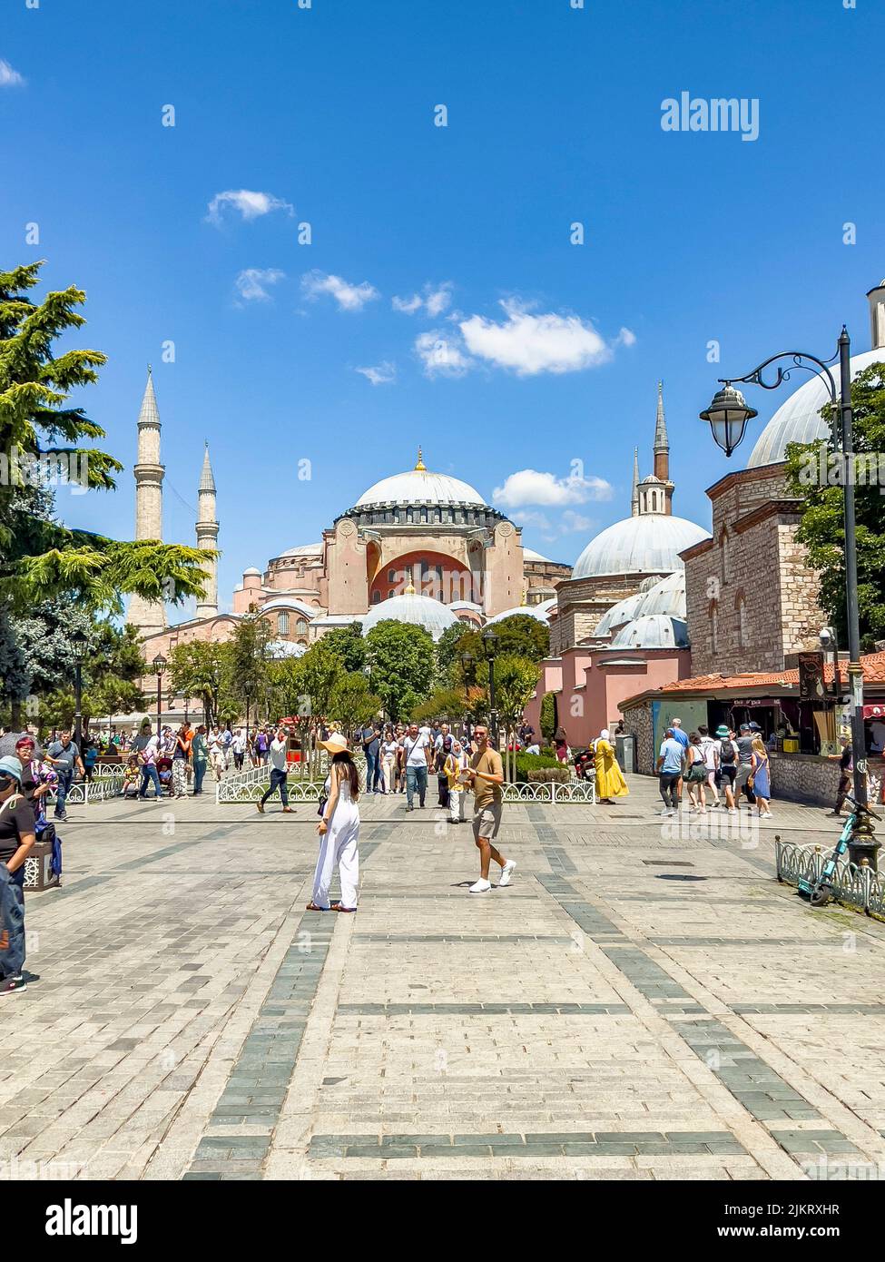 Istanbul - Turquie - 14 juillet 2022: La magnifique et belle église Sainte-Sophie, musée, mosquée visitée par les foules de touristes internationaux. Banque D'Images