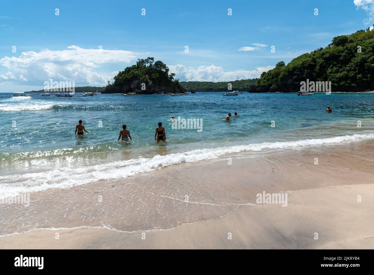 Nusa Penida, Indonésie - 01 avril 2019 : vue sur les gens qui profitent d'une journée ensoleillée et de la plage de Crystal Beach. Crystal Beach est un célèbre emplacement touristique Nusa Banque D'Images Nusa Penida, Indonésie - 01 avril 2019 : vue sur les gens qui profitent d'une journée ensoleillée et de la plage de Crystal Beach. Crystal Beach est un célèbre emplacement touristique Nusa Banque D'Images