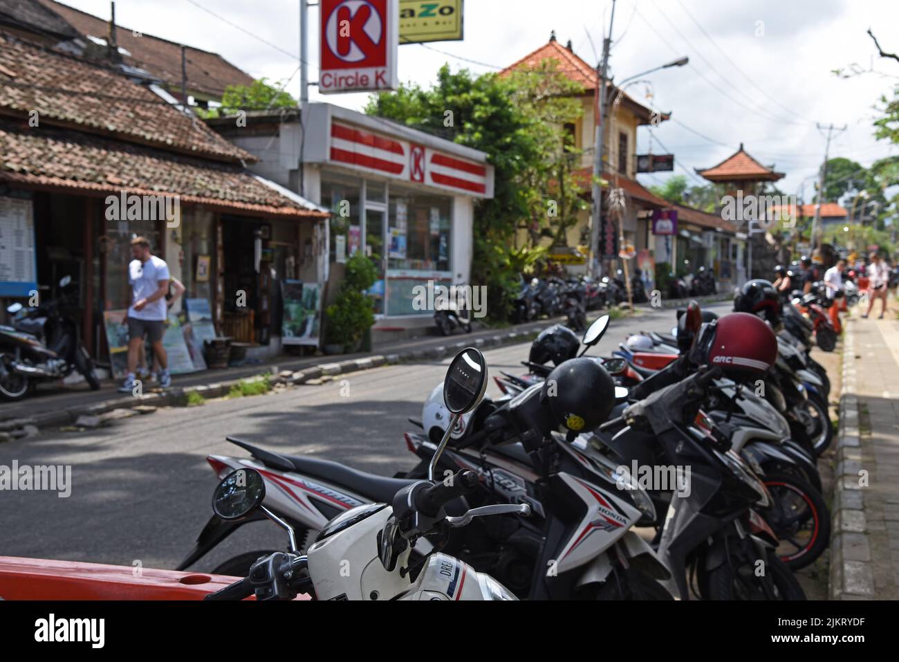 Bali, Indonésie - 04 avril 2019: Rangée de moto dans la rue Ubud, moto est un transport populaire en Indonésie. Banque D'Images