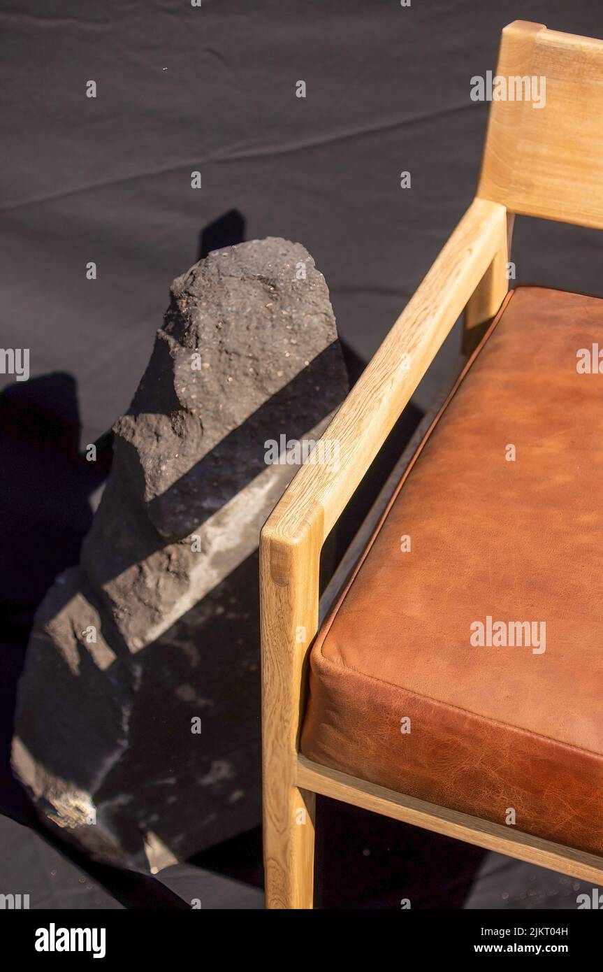 chaise design, siège en bois massif en tissu ou cuir naturel, Banque D'Images