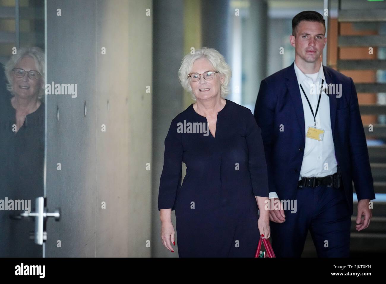 Berlin, Allemagne. 03rd août 2022. Christine Lambrecht (SPD), ministre fédérale de la Défense, quitte la session extraordinaire de la Commission de défense du Bundestag. Les thèmes de cette rencontre secrète ont été la guerre en Ukraine, la mission de la Bundeswehr au Mali et la situation au Kosovo et en Serbie. Credit: Kay Nietfeld/dpa/Alay Live News Banque D'Images