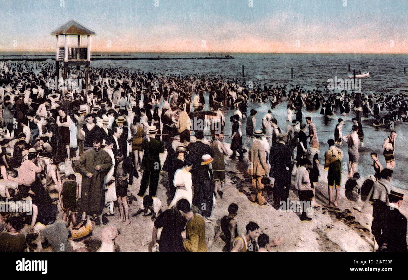 Une vue sur la scène de baignade à Coney Island, vers 1920 Banque D'Images