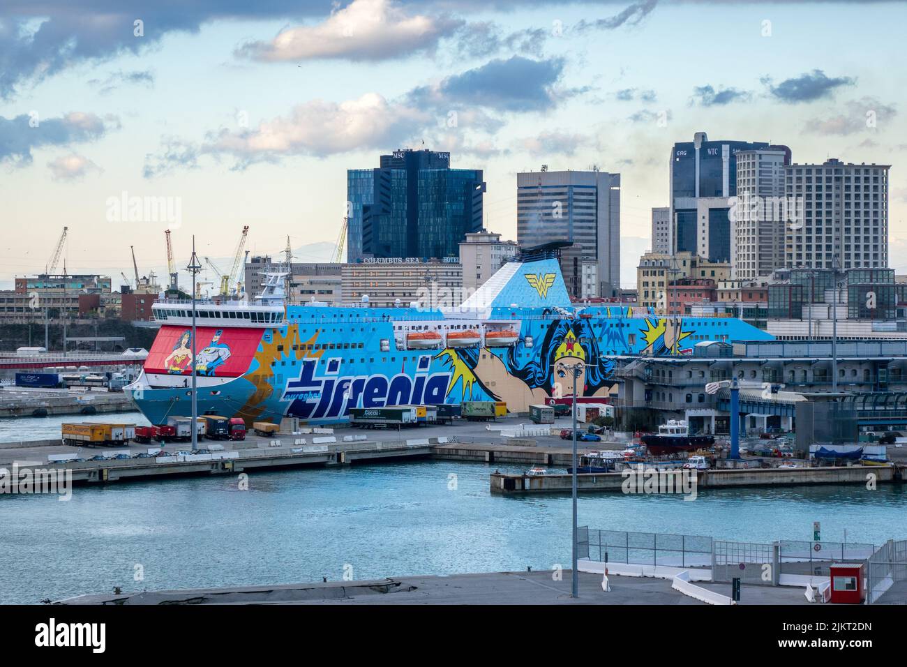 Roro Passenger Ship Ferry lignes de Tirrenia Ferry avec la Livery spéciale de 'Wonder Woman' et 'Batman' DC Comics dans le port de gênes en Italie Banque D'Images