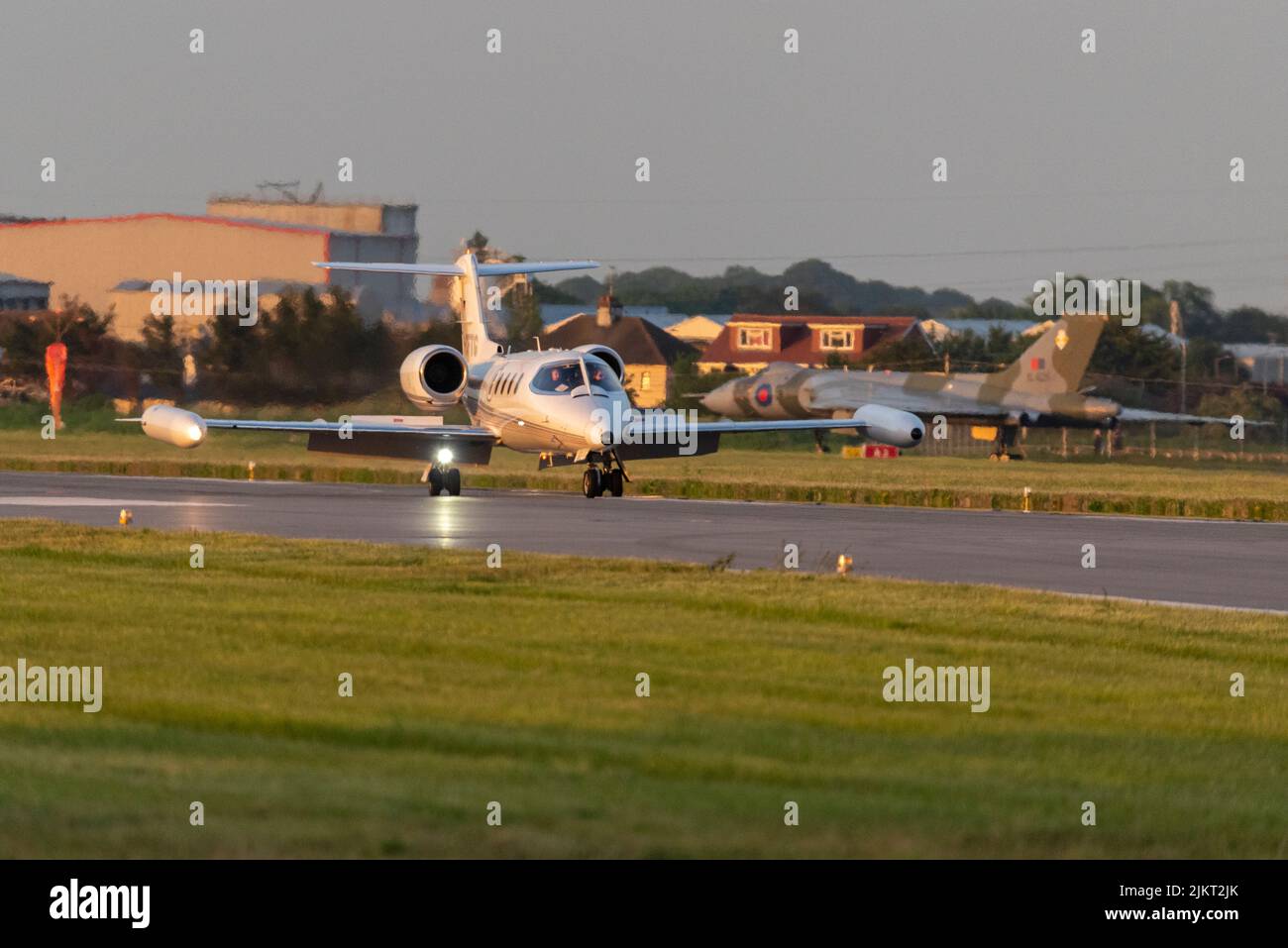 Gates Learjet 35A avion à réaction privé D-CFTG de Quick Air Jet Charter GmbH après l'atterrissage en soirée à l'aéroport de Londres Southend, Essex, Royaume-Uni. Lumière du coucher du soleil Banque D'Images