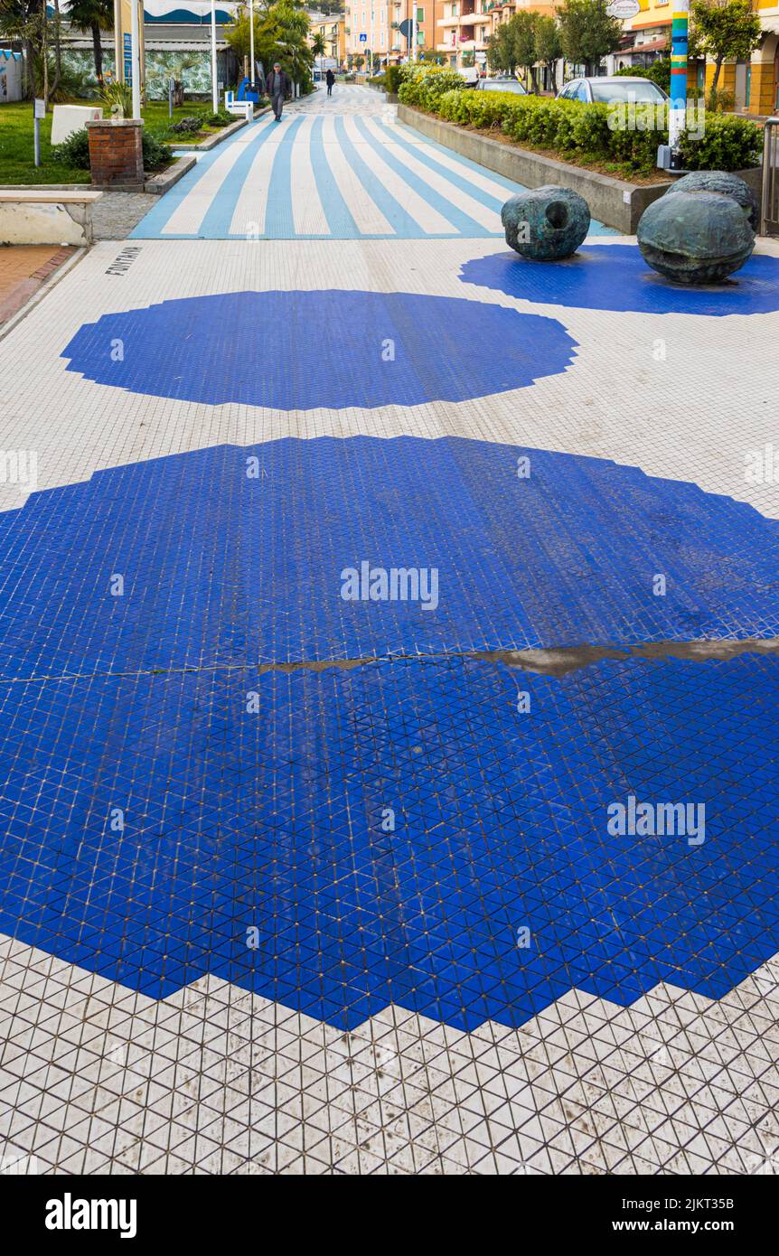 Italie Ligurie Ponente - Albissola Marina - Passeggiata degli Artisti - Lucio Fontana | Italie Ligurie Ponente - Albissola Marina - Marche de l'artiste - Lucio Fontana Banque D'Images