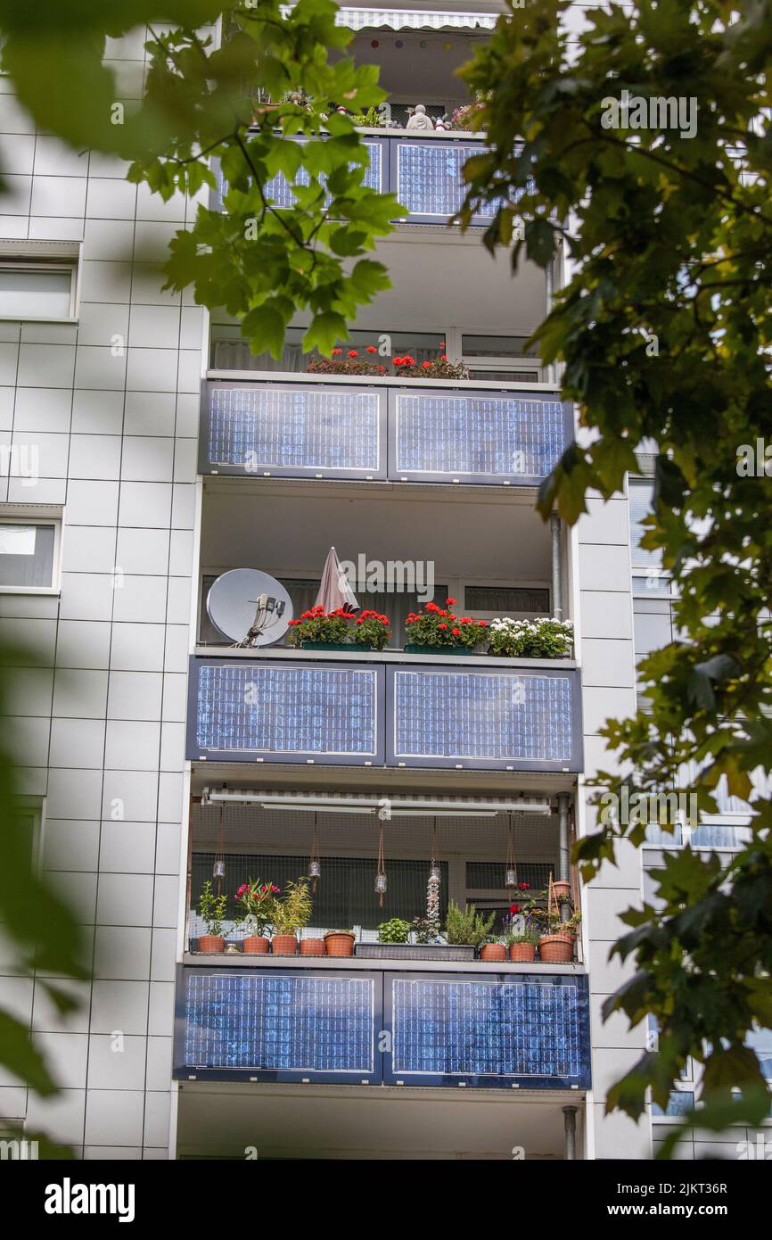 Domaine de l'énergie solaire à Cologne-Bocklemuend, panneaux photovoltaïques, modules solaires au balcon balustrades, Cologne, Allemagne. Solarsiedlung en K Banque D'Images