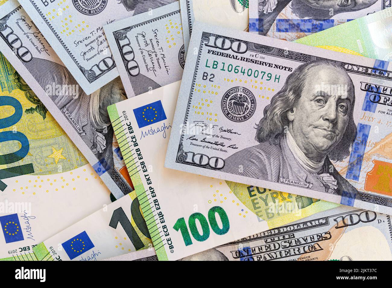 Euro et dollar sur le fond des autres billets. Banque D'Images