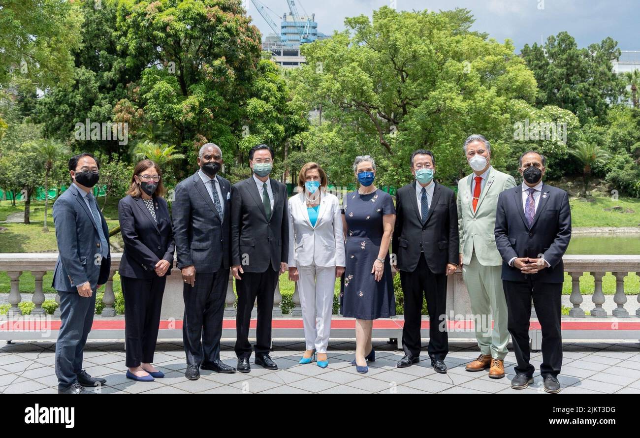 Le ministre des Affaires étrangères Joseph Wu, le président Tsai Ing-wen et les délégations du Congrès se joignent à la Présidente de la Chambre Nancy Pelosi lorsqu'elle arrive à Taïwan et qu'elle assiste à un honneur d'État à Taïwan le 2 août 2022, vu ici dans des images publiées aux médias par le ministère des Affaires étrangères de Taïwan. (Photo du Ministère des Affaires étrangères de Taïwan via Sipa USA)*** photos de presse à usage éditorial exclusif (à l'exclusion des livres ou des livres photo). Ne peut pas être reloué ou vendu. Crédit obligatoire *** Banque D'Images