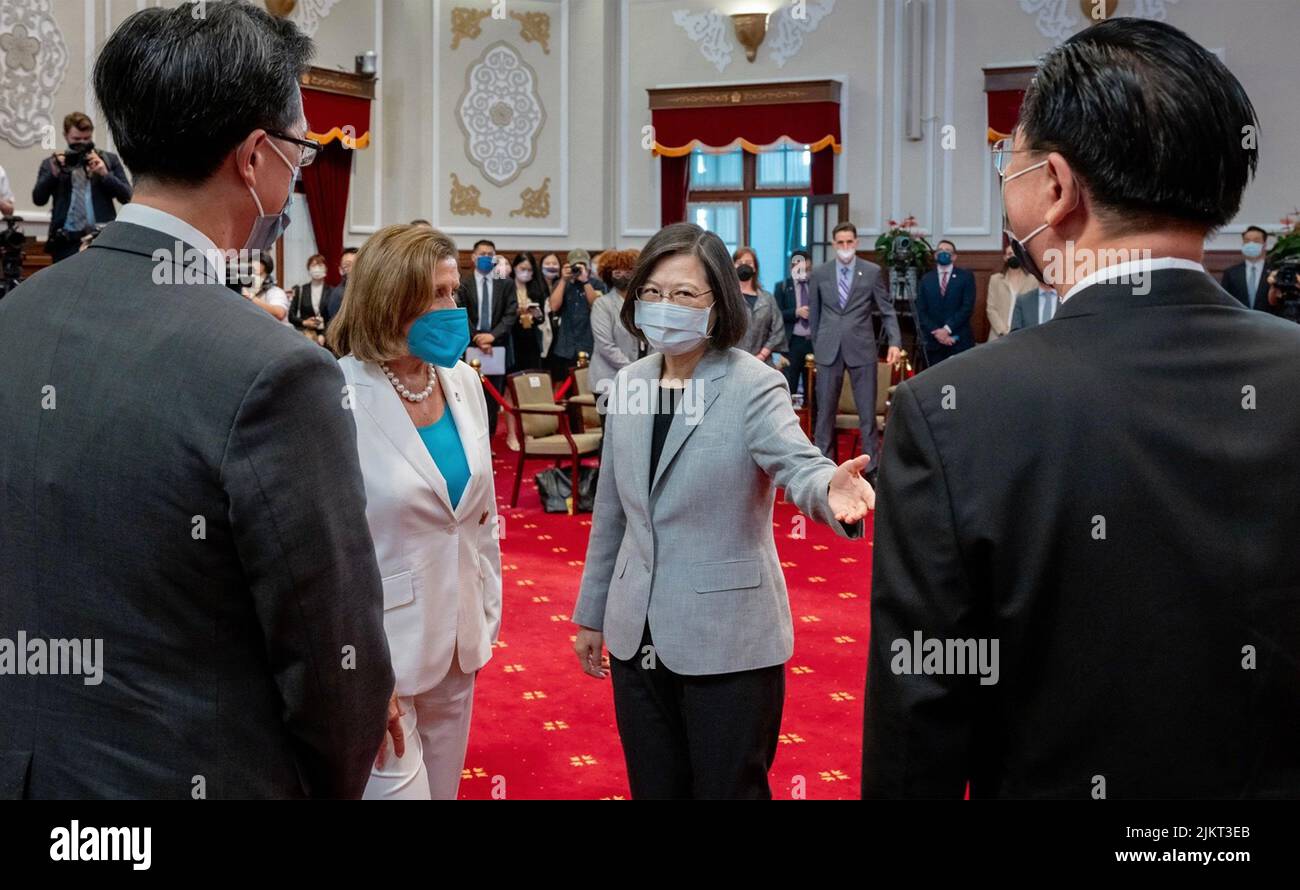 Taïwan. 02nd août 2022. Le ministre des Affaires étrangères Joseph Wu, le président Tsai Ing-wen et les délégations du Congrès se joignent à la Présidente de la Chambre Nancy Pelosi lorsqu'elle arrive à Taïwan et qu'elle assiste à un honneur d'État à Taïwan le 2 août 2022, vu ici dans des images publiées aux médias par le ministère des Affaires étrangères de Taïwan. (Photo par le Ministère des Affaires étrangères de Taïwan via le crédit: SIPA USA/Alay Live News Banque D'Images