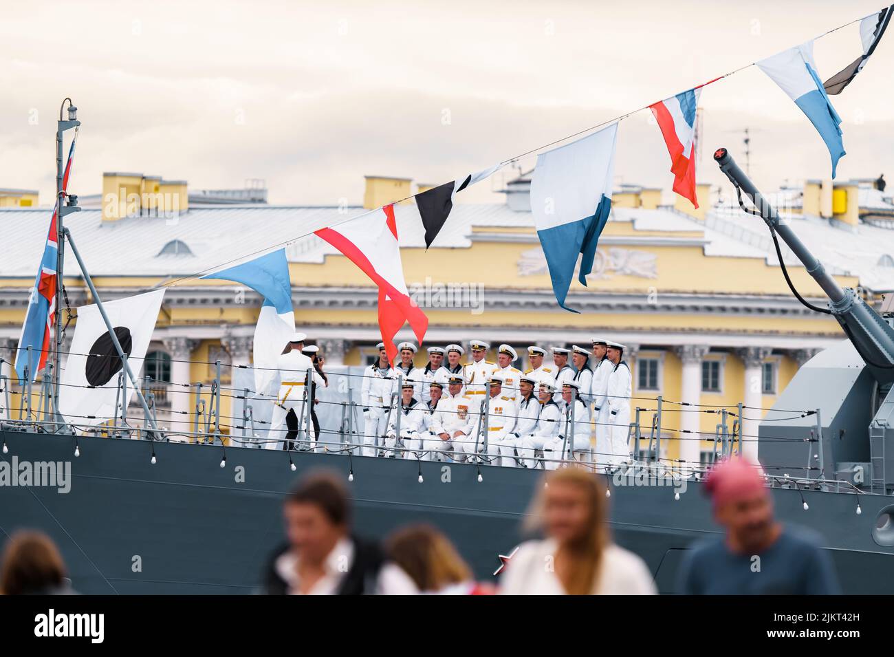 Russie, Saint-Pétersbourg, 28 juillet 2022 : de nombreux navires de guerre longent la Neva sous des ponts ouverts au moment de la répétition de la célébration Banque D'Images