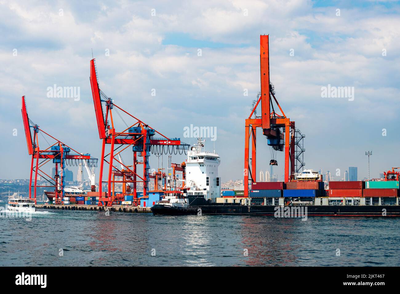 ISTANBUL, TURQUIE - 09 AVRIL 2011 : le port de Haydarpasa, également connu sous le nom de port de Haidar Pasha, est un port de fret général. Banque D'Images