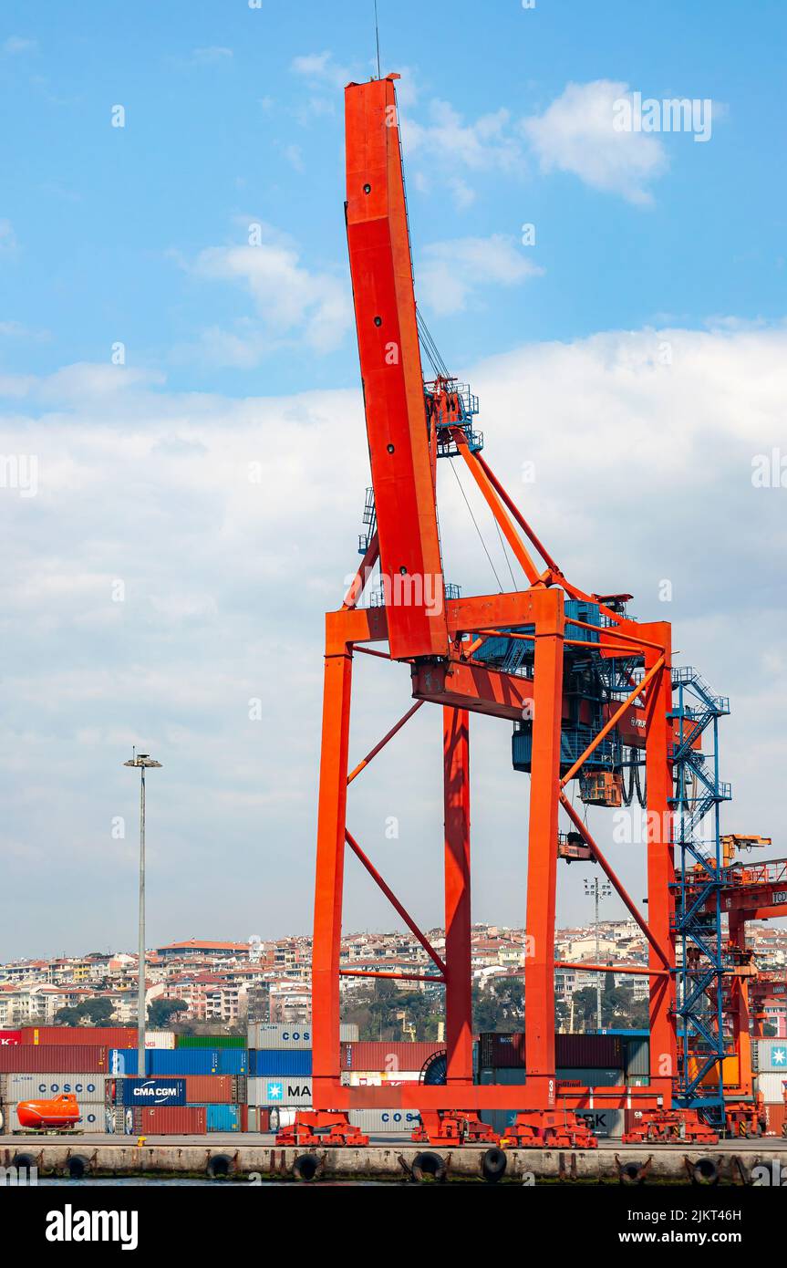 ISTANBUL, TURQUIE - 09 AVRIL 2011 : le port de Haydarpasa, également connu sous le nom de port de Haidar Pasha, est un port de fret général. Banque D'Images
