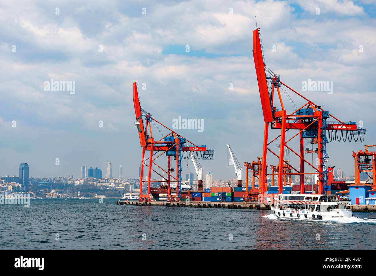 ISTANBUL, TURQUIE - 09 AVRIL 2011 : le port de Haydarpasa, également connu sous le nom de port de Haidar Pasha, est un port de fret général. Banque D'Images