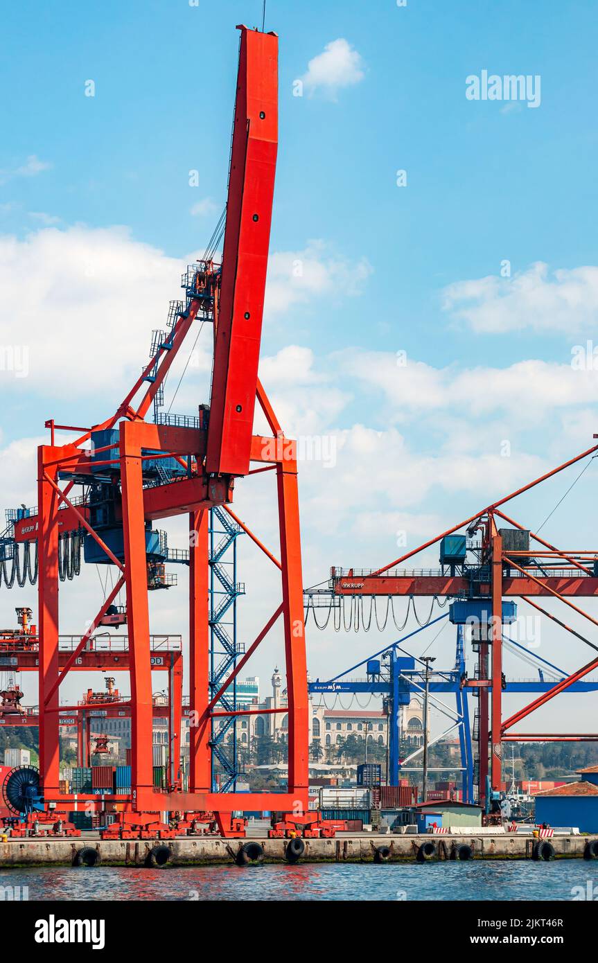 ISTANBUL, TURQUIE - 09 AVRIL 2011 : le port de Haydarpasa, également connu sous le nom de port de Haidar Pasha, est un port de fret général. Banque D'Images