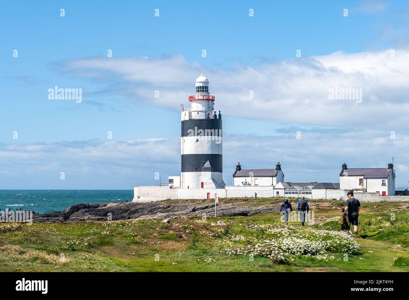 Churchtown, Co. Wexford, Irlande. 3rd août 2022. Des centaines de touristes ont fait le maximum du soleil lorsqu'ils sont descendus sur le phare de Hook à Churchtown aujourd'hui. Crédit : AG News/Alay Live News Banque D'Images