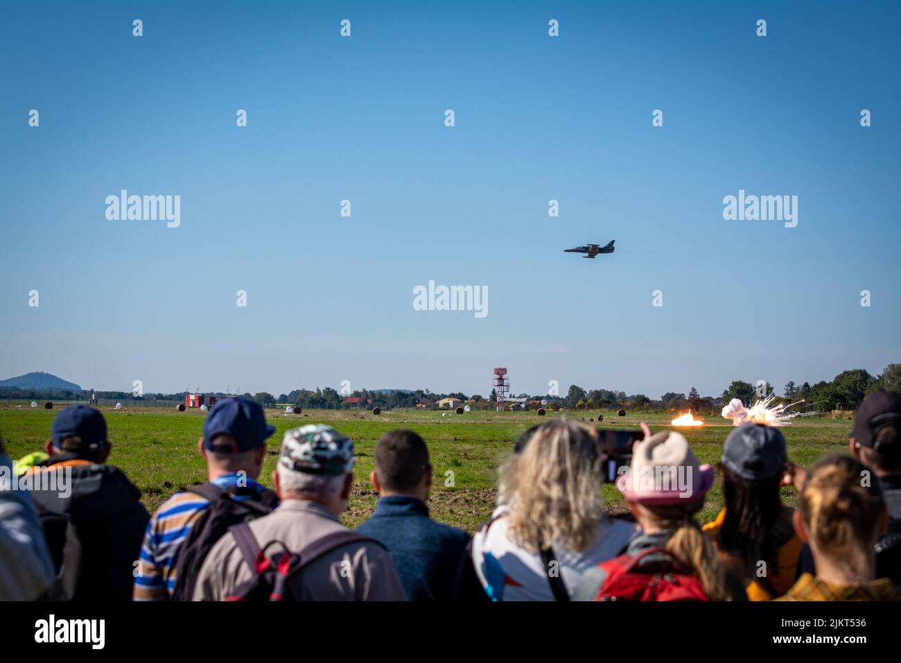 Czech Airforce Vzdušné síly L159 Alca combat avion de chasse effectuant une course de dotation et attaquant les forces terrestres avec des roquettes et une grosse explosion. Banque D'Images